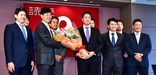 10月、引退会見に臨んだ山口（中央）はサプライズで駆け付けたチームメートらの祝福に笑顔を見せる