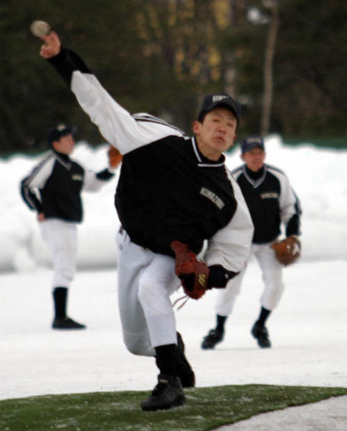 06年2月、駒大苫小牧の田中主将が雪上でのシート打撃に登板する