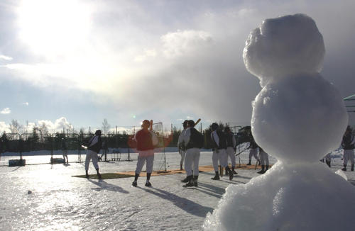 05年1月、雪が残りピカピカに凍ったグラウンドで練習する駒大苫小牧の選手たち