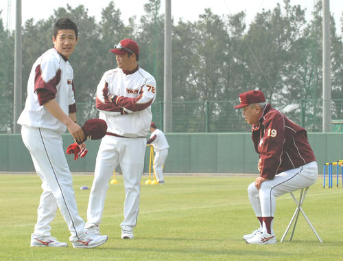 07年2月、楽天春季キャンプで野村監督（右）ら首脳陣にあいさつする田中（左）
