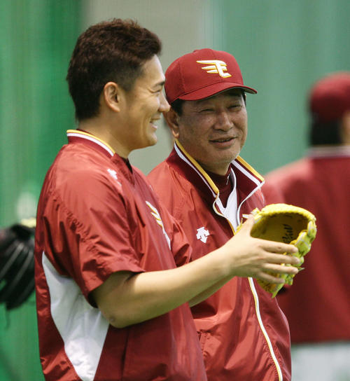 12年2月、楽天春季キャンプの練習中、田中（左）に話しかけ笑顔を見せる星野監督