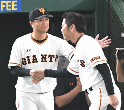 7月、巨人対中日　日米通算100勝100ホールド100セーブを達成した巨人上原（右）と握手を交わす高橋監督