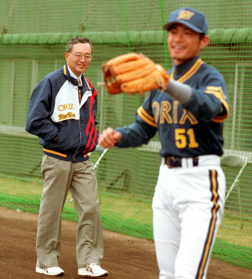 99年2月、キャッチボールするイチローを見つめる宮内オーナー