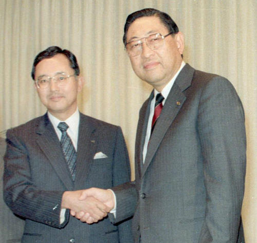 88年10月、阪急の小林オーナー（右）と握手するオリックスの宮内オーナー