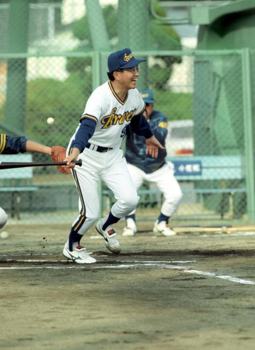 89年12月、西宮第2球場で笑顔を見せる宮内オーナー