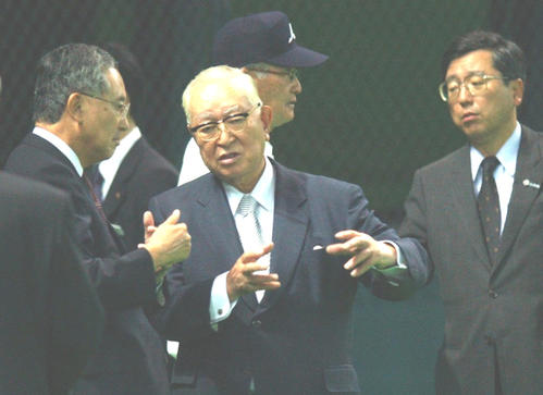 03年10月、オーナー会議を終え日本代表合宿を訪れた巨人の渡辺オーナー（中央）とオリックスの宮内オーナー（左）。後方は長嶋監督と巨人三山球団代表