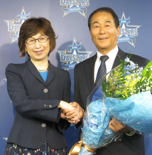 10月、DeNA高田繁GM（右）の退団会見で握手を交わす南場智子オーナー