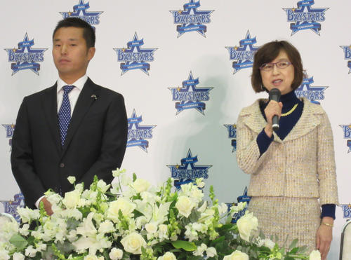 15年1月、DeNA池田純球団社長（左）と並び、就任会見に臨む南場智子新オーナー