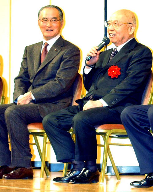 03年12月、長船氏（右）は傘寿のパーティーで東京6大学OBに囲まれあいさつ