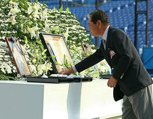 07年11月、故・長船騏郎氏のお別れ会でボールを祭壇に置く日本代表星野仙一監督
