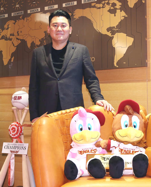 インタビューに応じる楽天三木谷オーナー(撮影・河野匠)