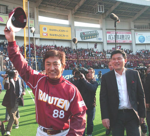 05年3月、ロッテとの開幕戦に勝利した楽天田尾監督(左)は三木谷オーナーとスタンドの声援に応える