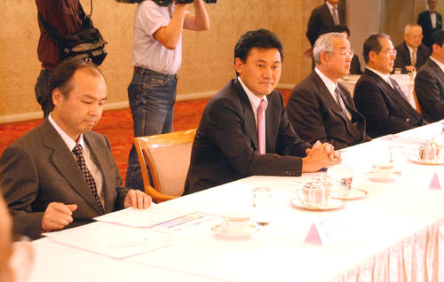 05年3月、オーナー会議に出席した楽天三木谷浩史オーナー(中央)