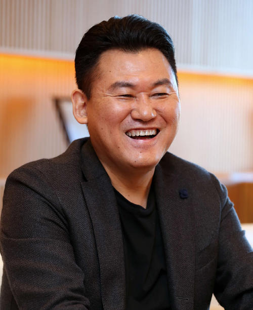 インタビューに応じる楽天三木谷オーナー（撮影・河野匠）