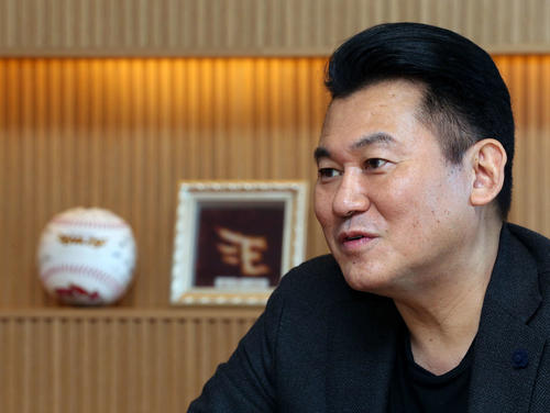 インタビューに応じる楽天三木谷オーナー(撮影・河野匠)
