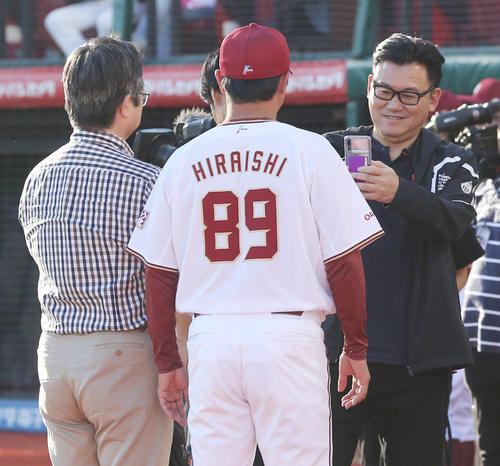 6月22日、楽天三木谷オーナー(右)は平石監督代行(中央)と関係者の写真を撮る