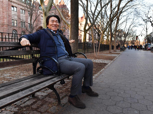 ニューヨーク・マンハッタンの並木道のベンチに腰かける松井秀喜氏（撮影・菅敏）