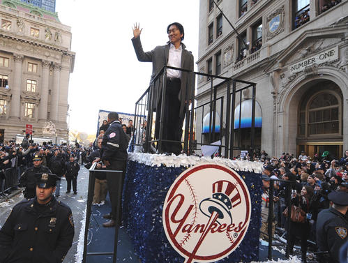 09年11月、優勝パレードで沿道に集まったファンに手を振るヤンキース松井