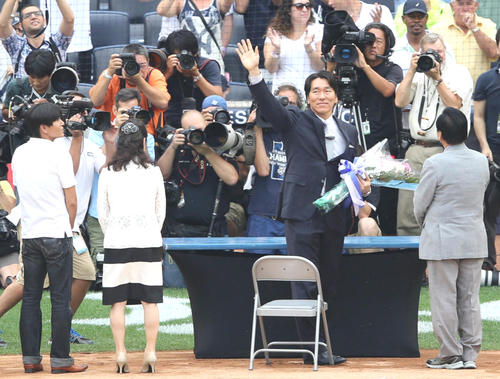 13年7月、引退セレモニーに臨みファンの声援に手を振る松井氏