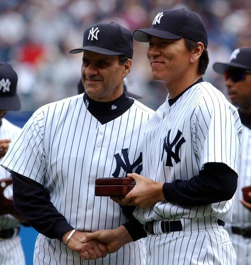 04年5月、トーリ監督（左）から前年のチャンピオンリングを手渡され笑顔を見せるヤンキース松井