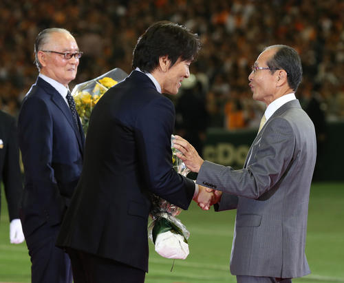 13年5月、国民栄誉賞表彰式で、王貞治氏（右）に祝福される松井秀喜氏。左は長嶋茂雄氏