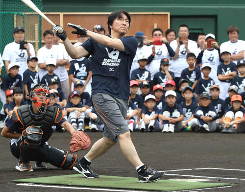 17年6月、野球教室で子どもたちが見守る中、柵越えを披露する松井秀喜氏