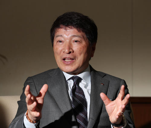 インタビューで語る元日本ハムオーナーの日本ハム大社啓二専務（撮影・林敏行）