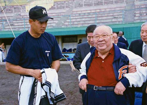 00年1月、日本ハム名護キャンプの視察に訪れた大社義規オーナー（右）。左は田中幸雄