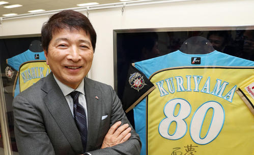元オーナーの日本ハム大社啓二専務。同社東京支社の受付には栗山監督がサインしたユニホームが飾られている（撮影・林敏行）
