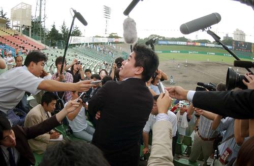 04年9月、宮城球場を視察するライブドア堀江貴文社長