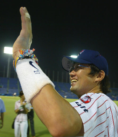 04年9月、ヤクルト古田は、12球団のカラーを織り込んだミサンガを巻いた手を振りファンの声援に応える