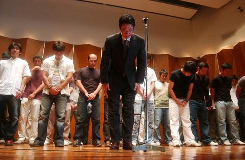 04年9月、選手会主催のファンイベントでストをわび、頭を下げる古田会長