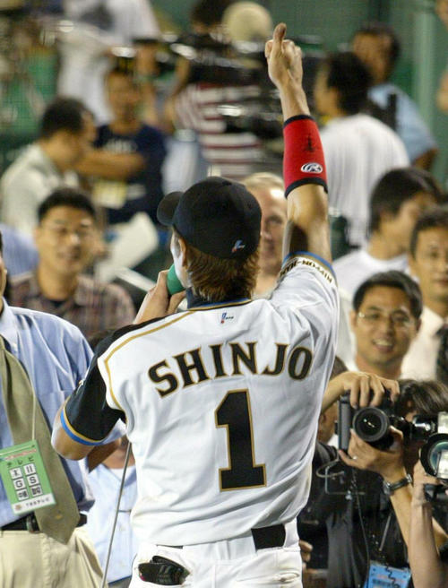 04年7月、「これからはパ・リーグの時代です。元気ハツラツ！」と叫ぶ新庄