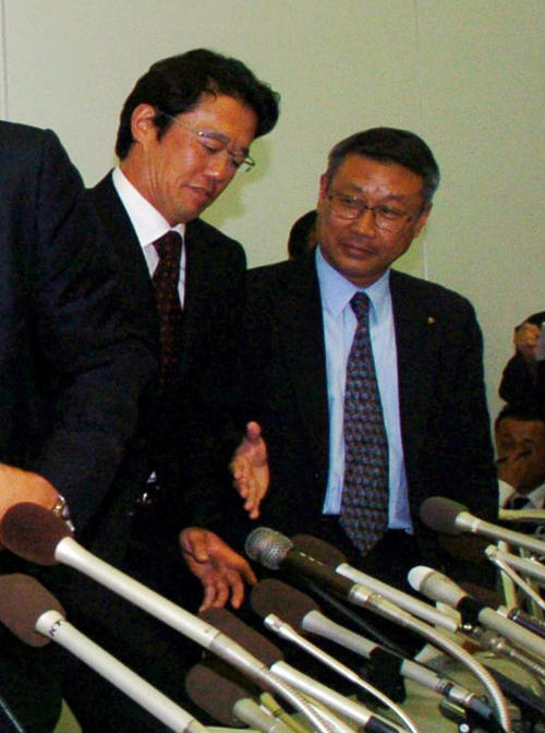 04年9月10日、ロッテの瀬戸山球団代表（右）に握手を求められたものの、応じずに退席する古田会長