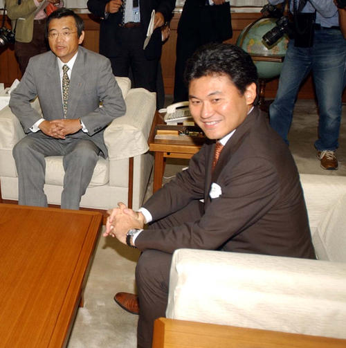 04年9月24日、宮城県の浅野知事と知事室で談笑する楽天の三木谷社長