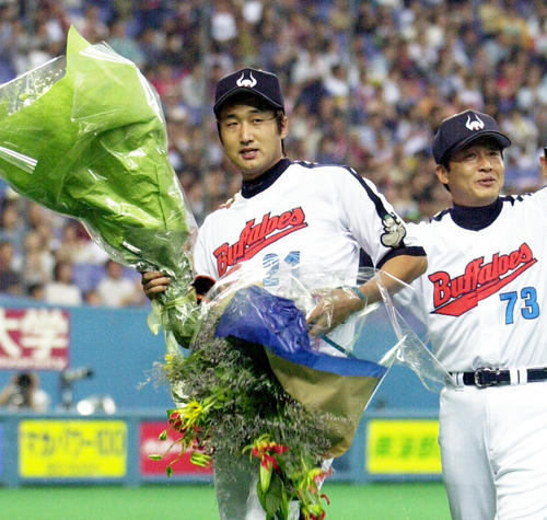 02年10月、15年の現役生活のラストを締めくくった盛田幸妃は、梨田監督（右）から花束を贈られる