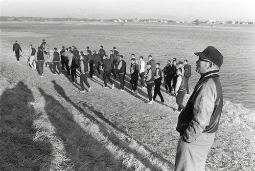 70年2月、キャンプ初日、朝の散歩で大淀川土手を歩く川上監督