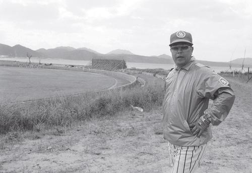 80年、名護球場前でポーズをとる大沢啓二監督