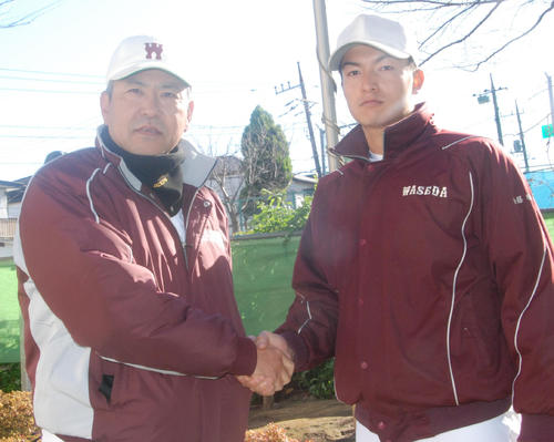 18年12月、早大新主将の加藤外野手と握手する小宮山氏（左）