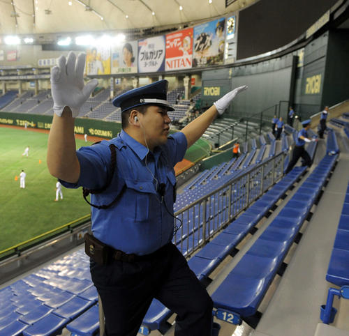 11年5月、巨人－阪神戦の試合前、避難誘導訓練を行う東京ドームの警備員