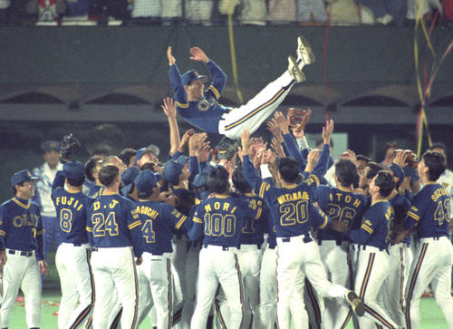 95年9月、西武戦で優勝を決め胴上げされるオリックス仰木監督