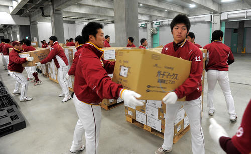 11年3月、塩見（右）ら楽天2軍の選手やスタッフで救援物資をトラックへ積み込む