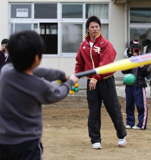 11年4月、東松島市立大曲小学校を訪れ、子供と交流する楽天平石