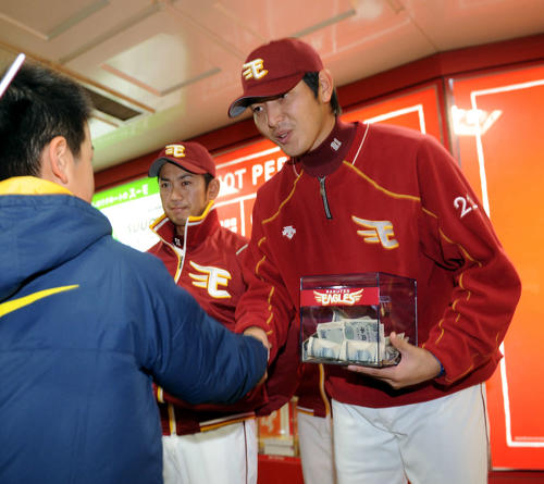 11年3月、神戸市営地下鉄の三宮駅で東日本大震災の募金活動をする楽天岩隈