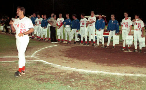 95年12月、ハワイ・ウインターリーグであいさつするヒロ・スターズのトレイ・ヒルマン監督。右端は阪神桧山