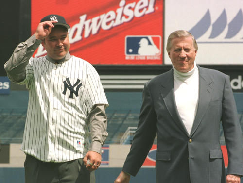 97年6月、ヤンキース入団発表で伊良部秀輝（左）はジョージ・スタインブレナーオーナーと記念撮影する