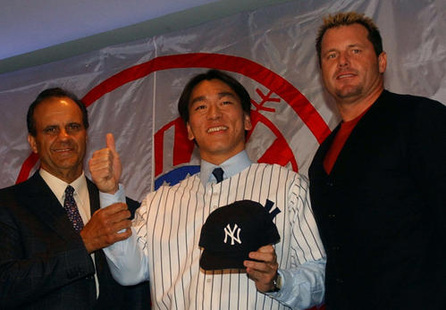 03年1月、ヤンキースの入団会見で笑顔を見せる松井（中央）、トーリ監督（左）、クレメンス
