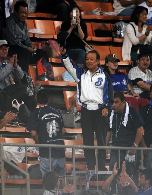 10年10月、試合前、右翼スタンドで横浜ファンにあいさつする横浜の加地社長