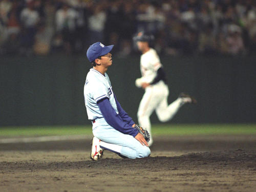 93年6月、巨人戦の9回、ヤクルト伊藤智は篠塚（後方）にサヨナラ本塁打を浴び座り込む