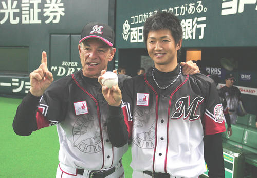 08年4月、ロッテ唐川はプロ初先発で初勝利を挙げバレンタイン監督から祝福される